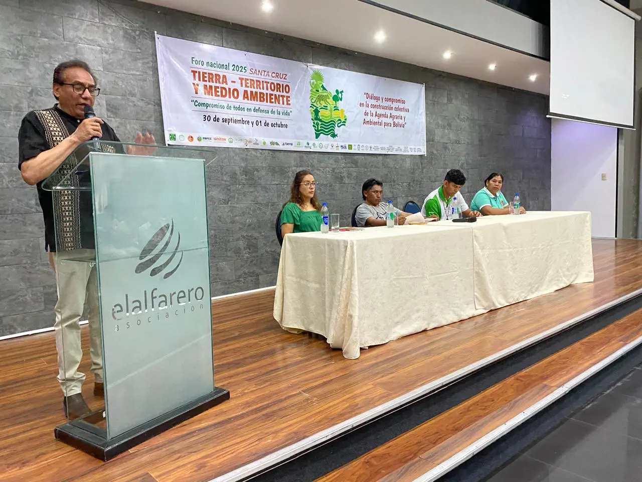 Delegados indígenas y campesinos de diversas regiones del país unen fuerzas en Santa Cruz para defender la propiedad comunitaria de la tierra. Foto: Fernando Pérez/Revista Nómadas.