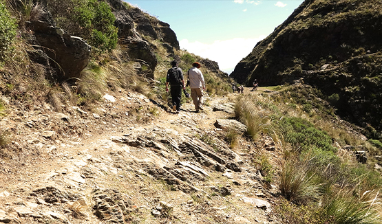 Iván Arnold (izquierda), Andrés Navia (de espaldas), y Roberto Navia, en la cumbre, desde donde el cañón se observa imponente.

Foto: Karina Segovia