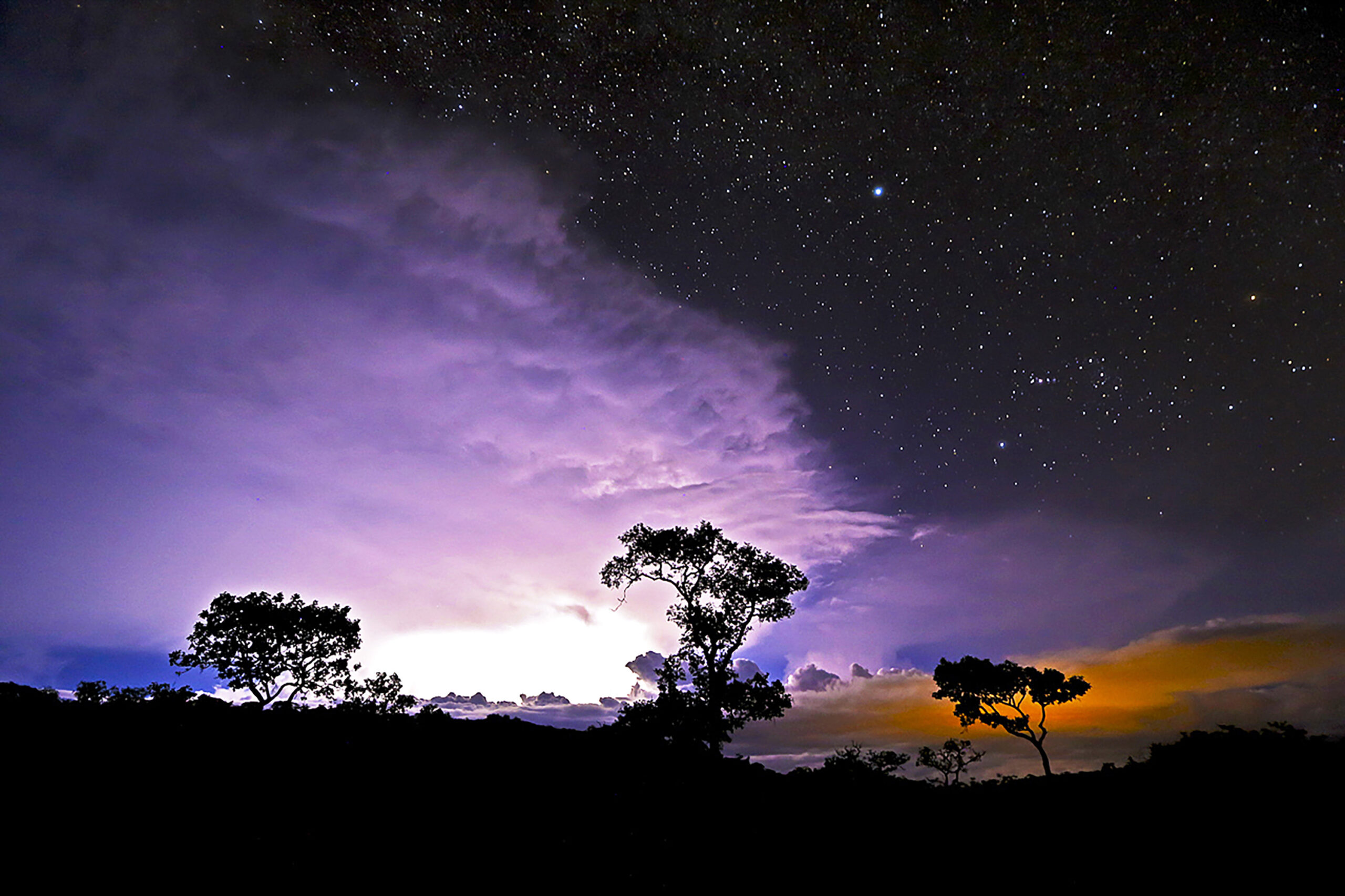 La tormenta avanza a la velocidad de una liebre por el cielo estrellado de la serranía de Santiago de Chiquitos.

Foto: Hermes Justiniano