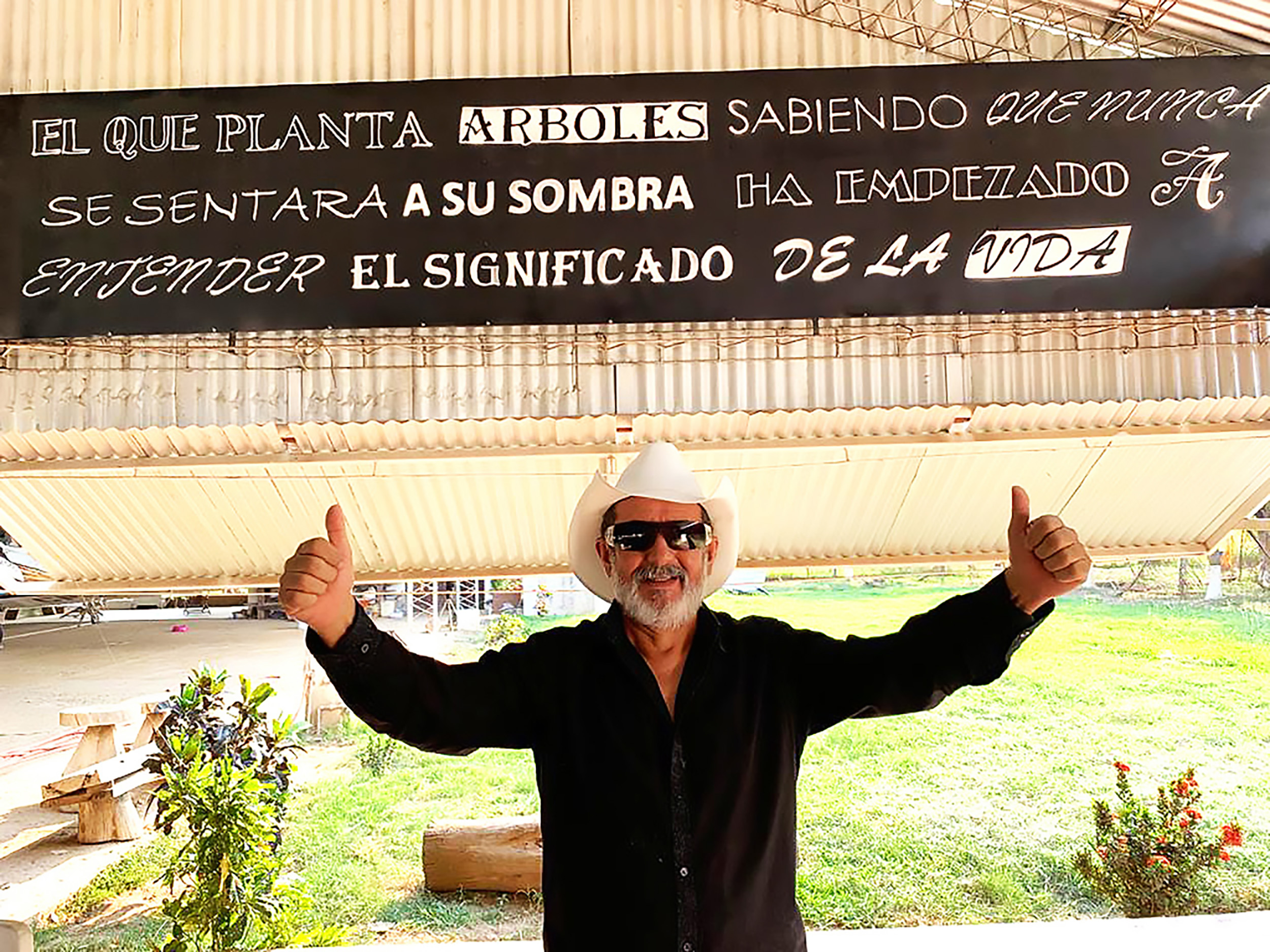 En su hangar de la zona Este del departamento de Santa Cruz, con un letrero que Hebart lee cada vez que eleva su mirada al cielo.

Foto: Matías Vargas