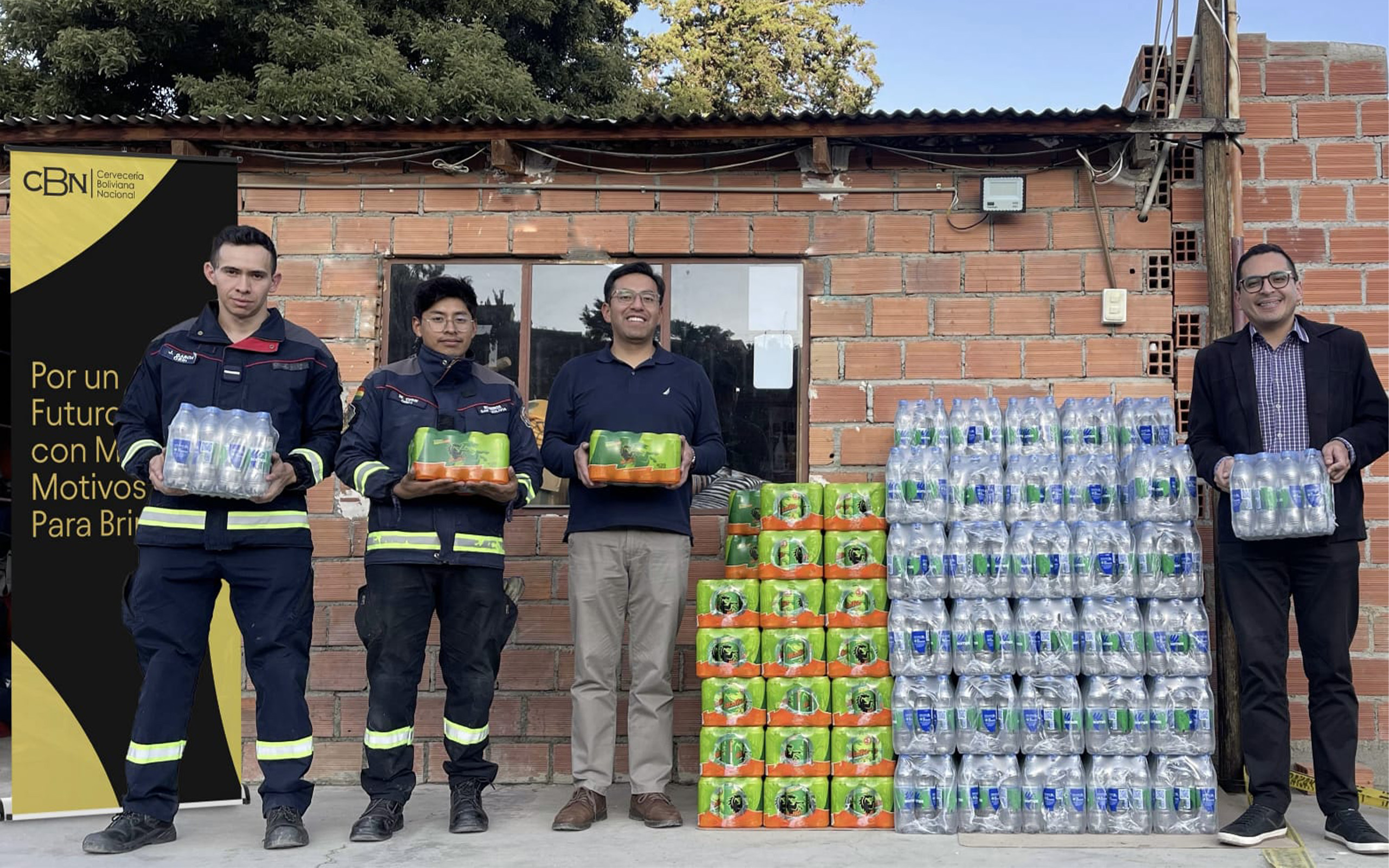 Representantes de CBN entregan bebidas hidratantes a bomberos voluntarios para apoyar su lucha contra los incendios forestales en Roboré.