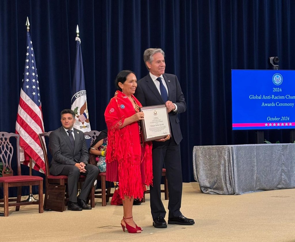 Secretario de Estado de EEUU distingue a Tomasa Yarhui como Campeona Mundial contra el Racismo