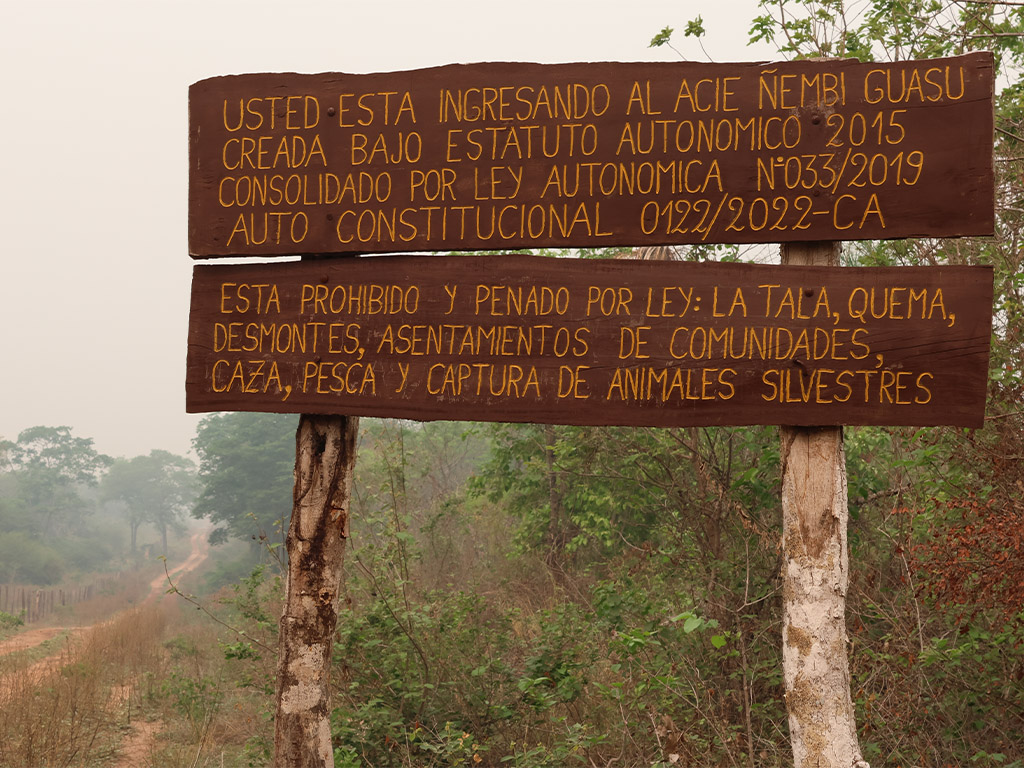 El letrero que informa que se está ingresando al "Gran Escondite", fuente vida para Bolivia y el mundo. Foto: Clovis de la Jaille.