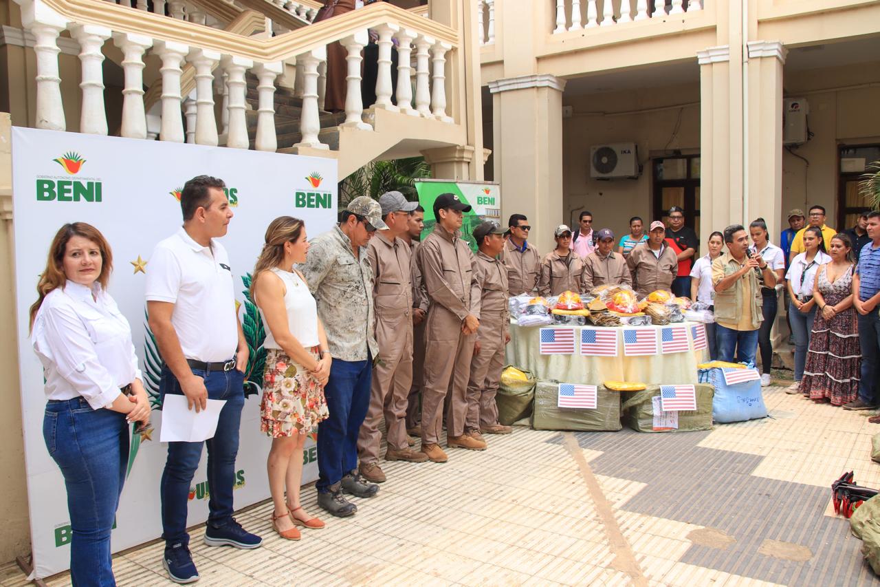 Durante el momento de la entrega de los equipos para enfrentar a las llamas.