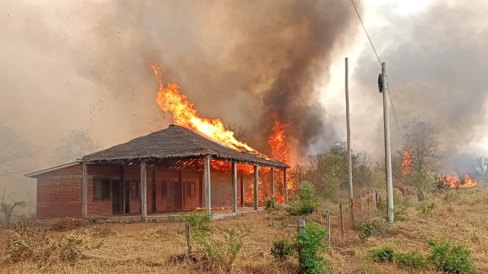 El incendio destruyó algunas casas de San Lorenzo Nuevo.  Foto: Ervin Serato.