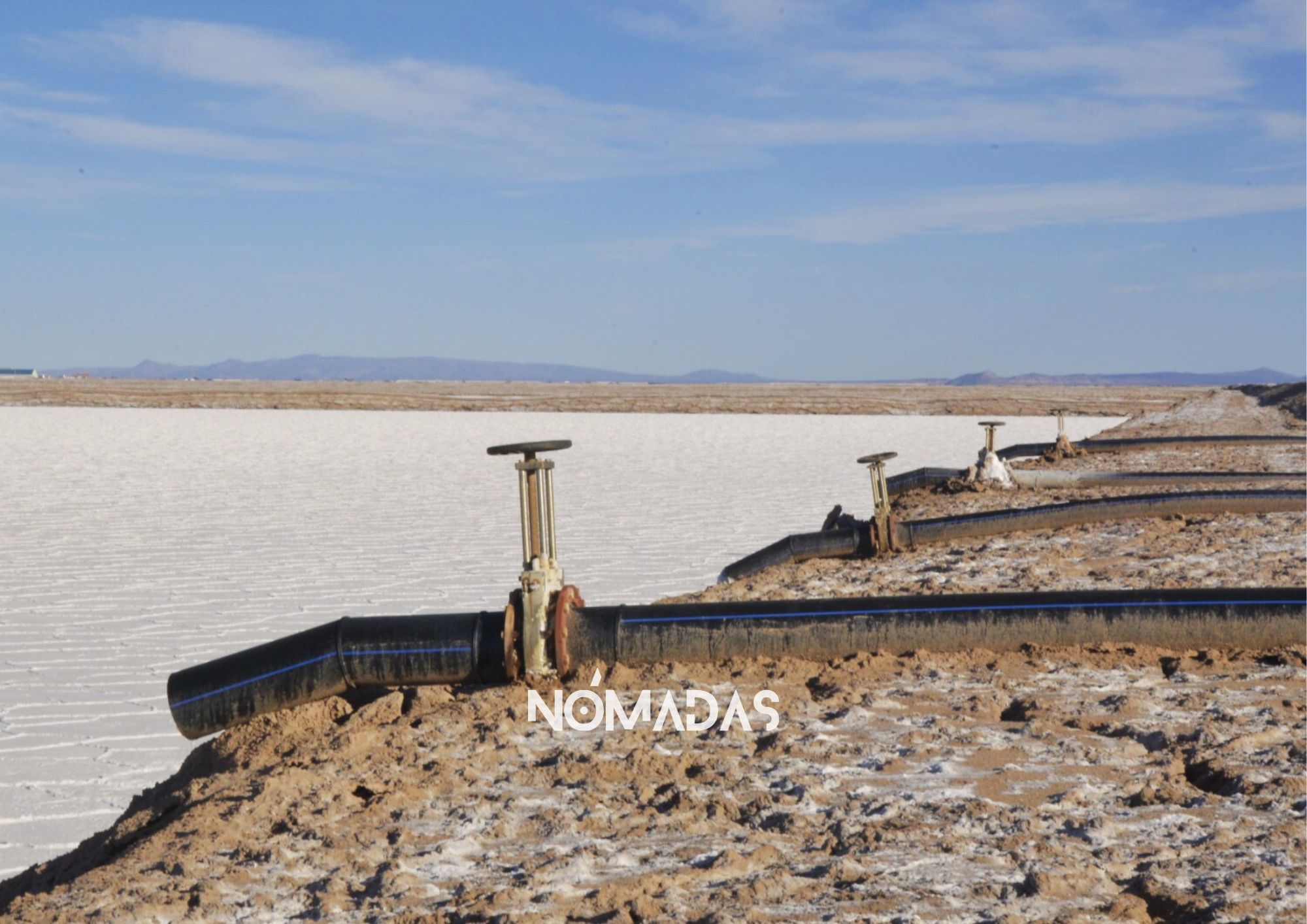 Es lo que queda de los proyectos pilotos que se hicieron en pleno salar de Uyuni. Por esas mangueras se abastecía de agua a las piscinas. Foto: Iván Paredes / Revista Nómadas.