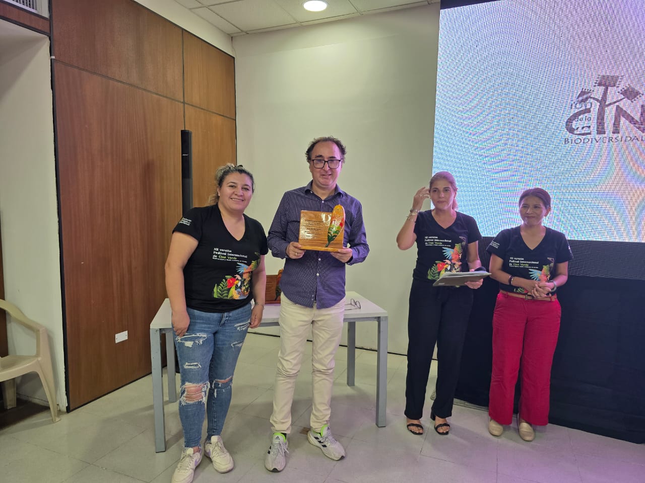 Roberto Navia, recibió el premio de manos de Natalia Calderón, directora de la FAN.