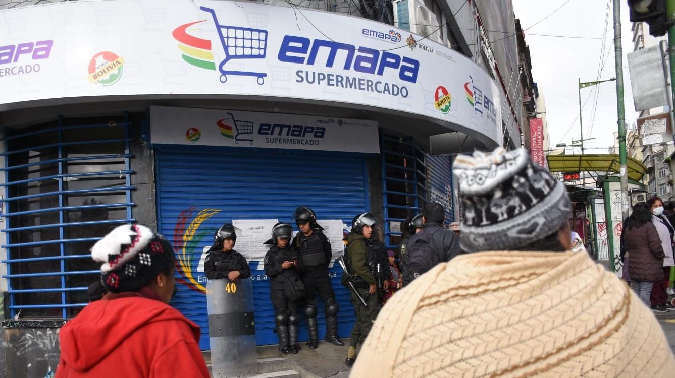 Este diciembre, la sucursal de Emapa en la avenida Camacho de La Paz, tuvo que cerrar sus puertas al agotarse algunos productos de primera necesidad. Ante la escasez, muchas personas intentaron ingresar por la fuerza y terminaron bloqueando la vía. Foto: APG Noticias.