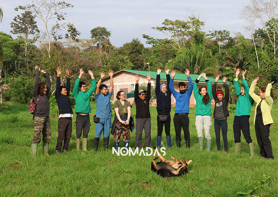 Nena Baltazar (al centro, de gorra y gafas), junto al equipo de voluntarios y profesionales de CIWY. Foto: Clovis de la Jaille/Revista Nómadas.