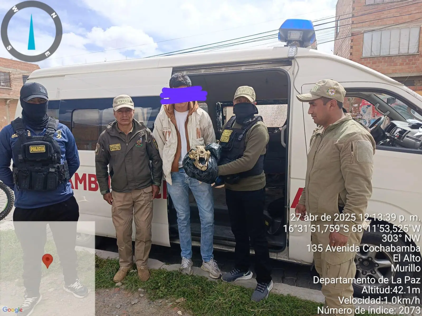 En el momento en en que encuentran, infraganti, al hombre con el cráneo de jagua en las manos.