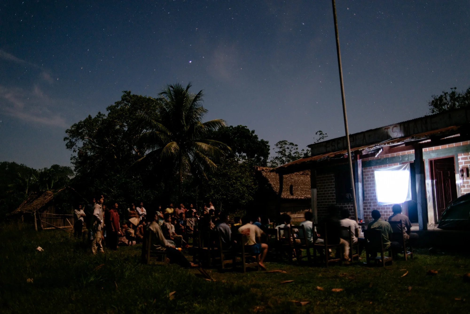 En la escuelita de la comunidad Maraca’tunsi, donde Manuel Seoane acampaba y todas las noches proyectaba lo que sus habitantes filmaban.