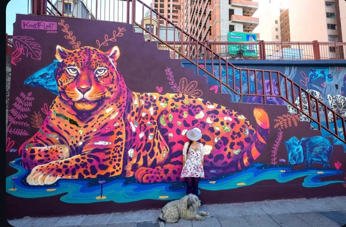 Entre funga, flora y fauna, su arte narra la belleza y la amenaza, el arraigo y la resistencia.