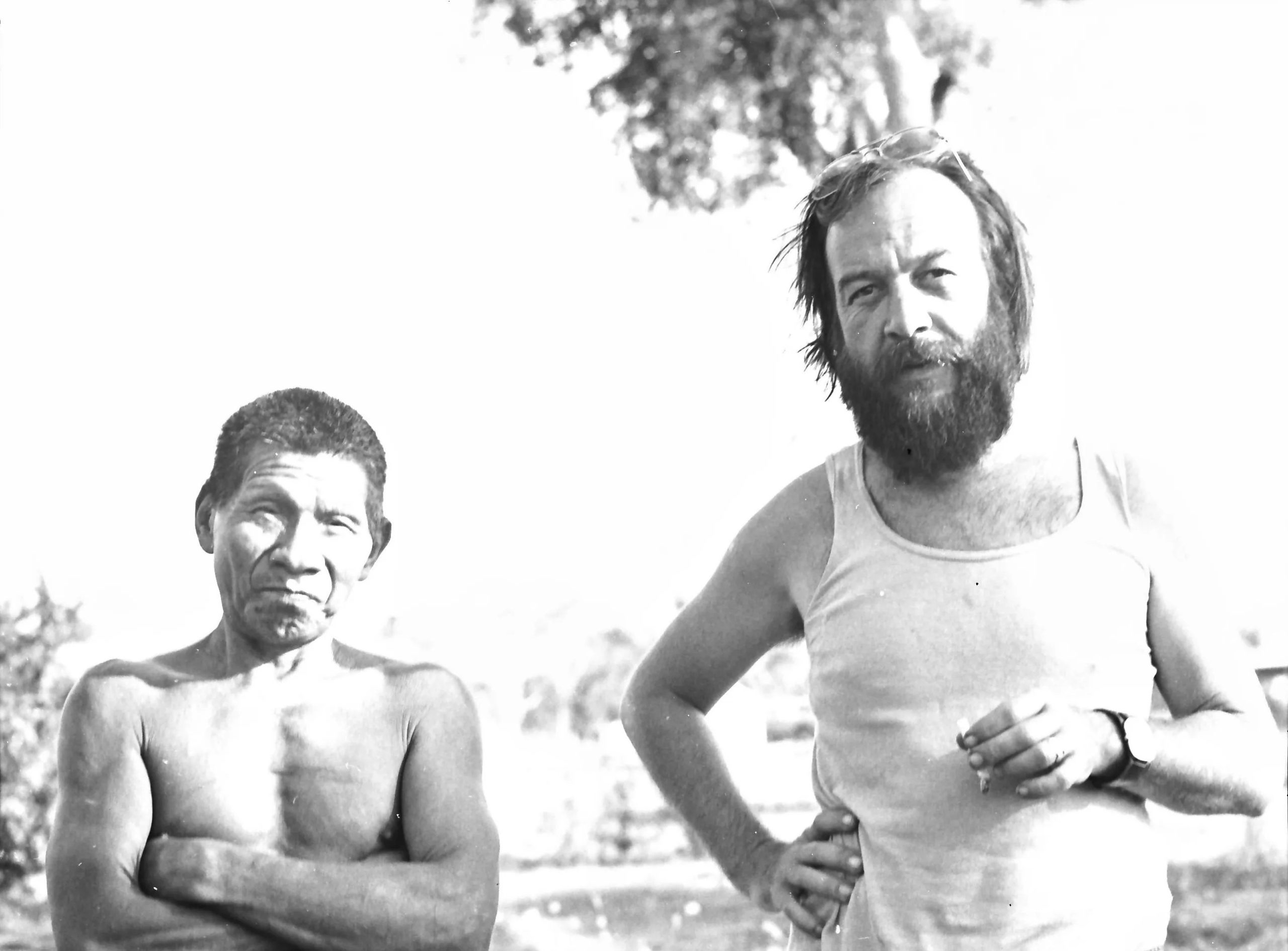 Jürgen Riester, junto a su amigo Kukuruchi, de la nación indígena ayorea. Foto: Simon, Bárbara. Década de 1980. Fondo Bárbara Simon. Archivo y Biblioteca Jürgen Riester.