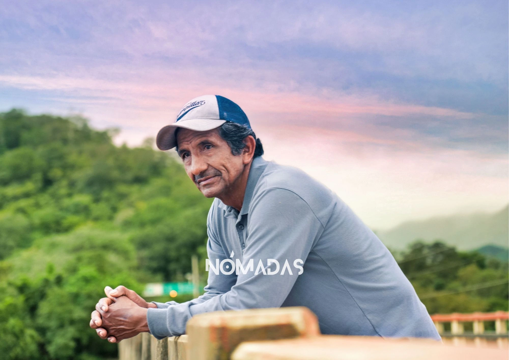 Tomás Rivero Ybarra, apoyado en una baranda del puente Ustárez, donde el turismo responsable se abre paso. Foto: Erico Segovia/Revista Nómadas.