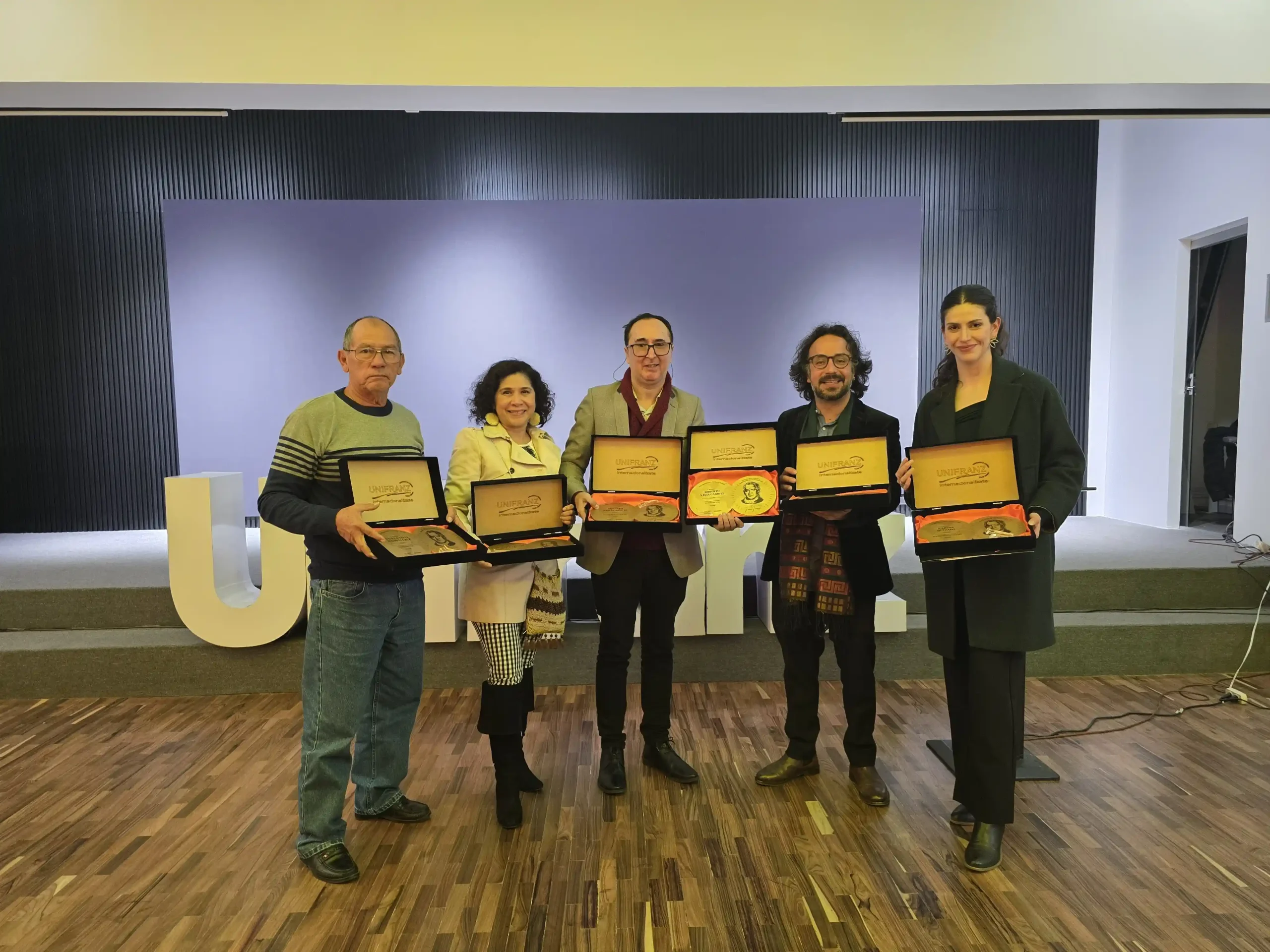 Clovis de la Jaille, Karina Segovia, Roberto Navia, Stasiek Czaplicki y Lucia Mercado, representando a Carlos Quezada, los galardonados de Revista Nómadas.