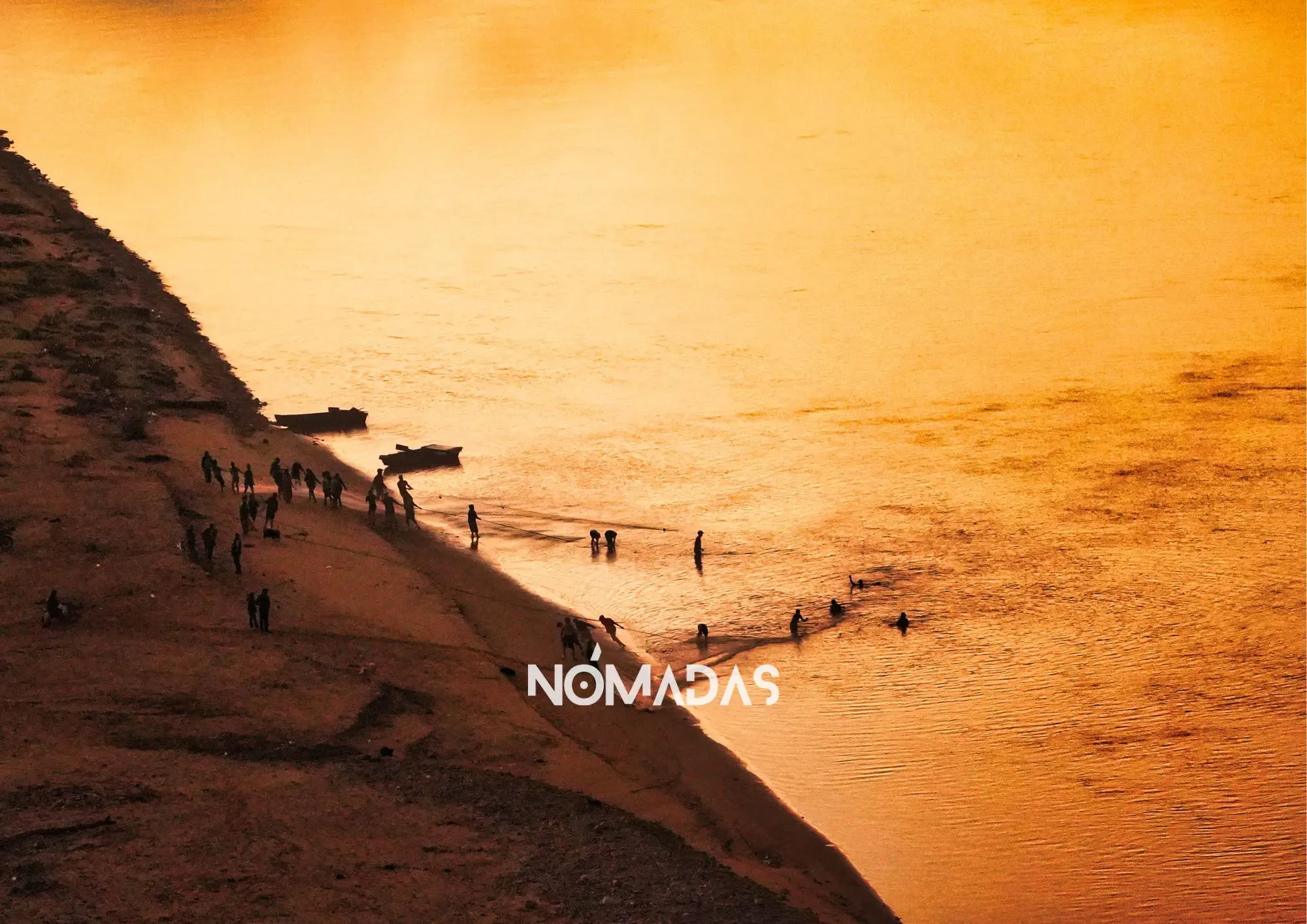 Al atardecer, las familias Weenayek se unen en una jornada de pesca en las aguas doradas del río Pilcomayo, un reflejo de su tradición y conexión con la naturaleza. Foto: Erico Segovia/Revista Nómadas.