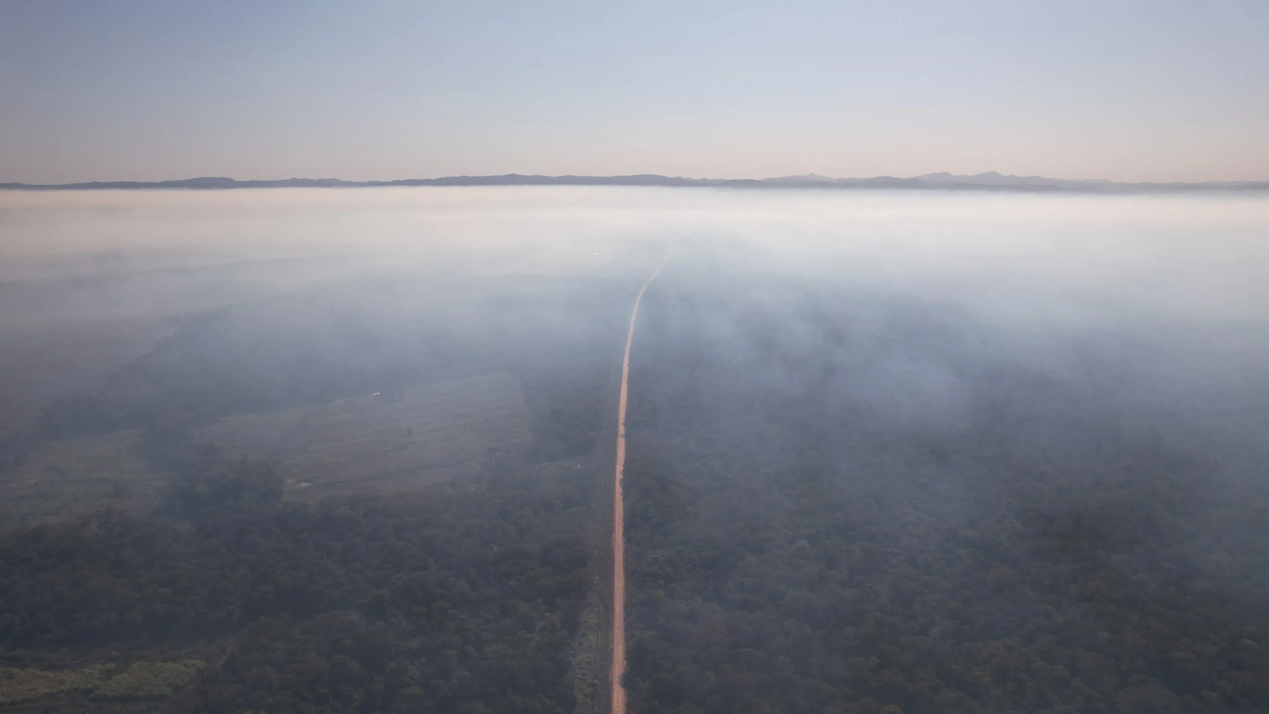Imagen de dron tomadas por Alas Chiquitanas, el domingo 13 de julio, en el Valle de Tucabaca. Evidencia de cómo el humo, provocado por el fuego, contamina el bosque chiquitano.