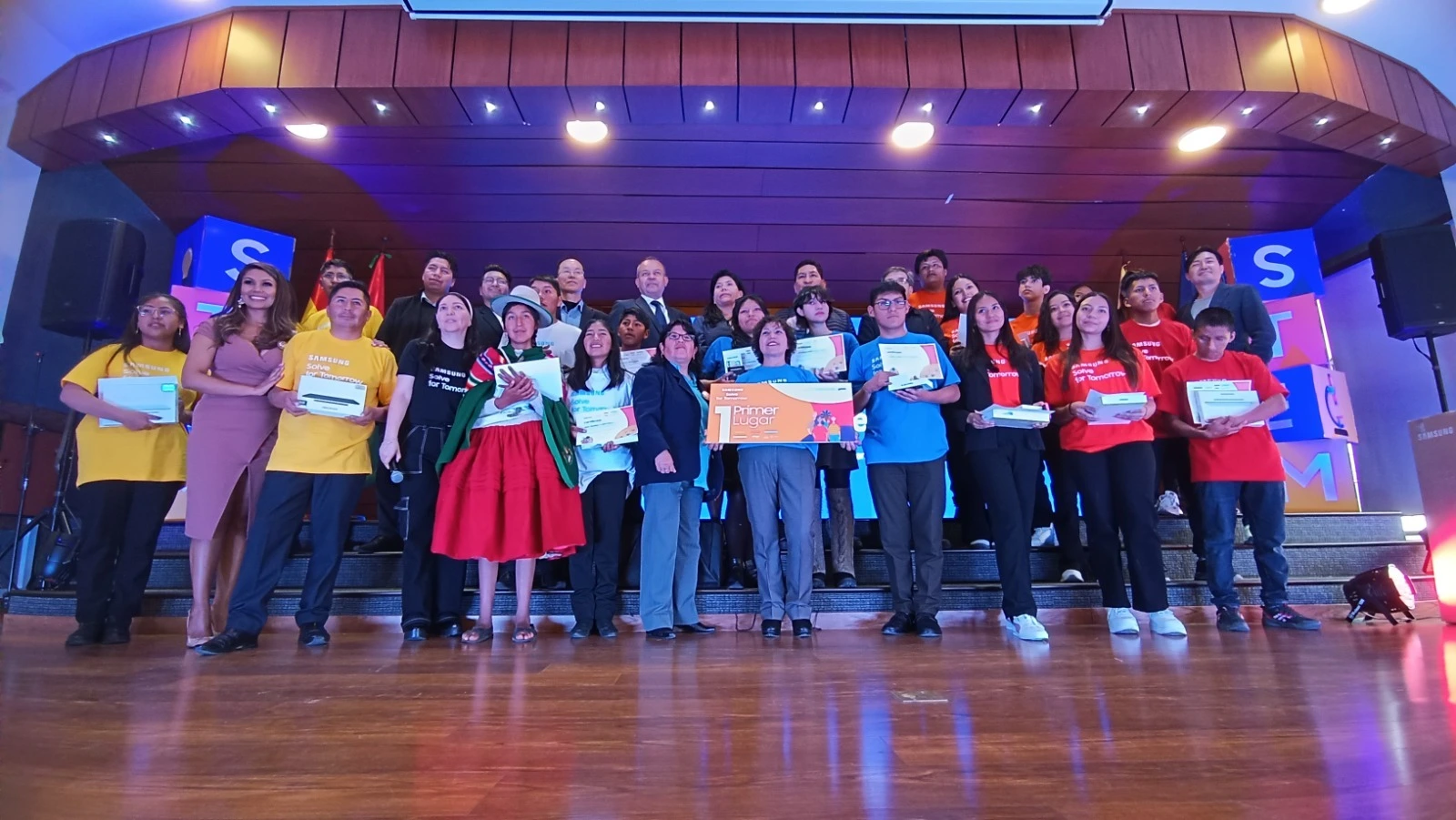 Equipos finalistas de la segunda edición del programa Solve For Tomorrow.