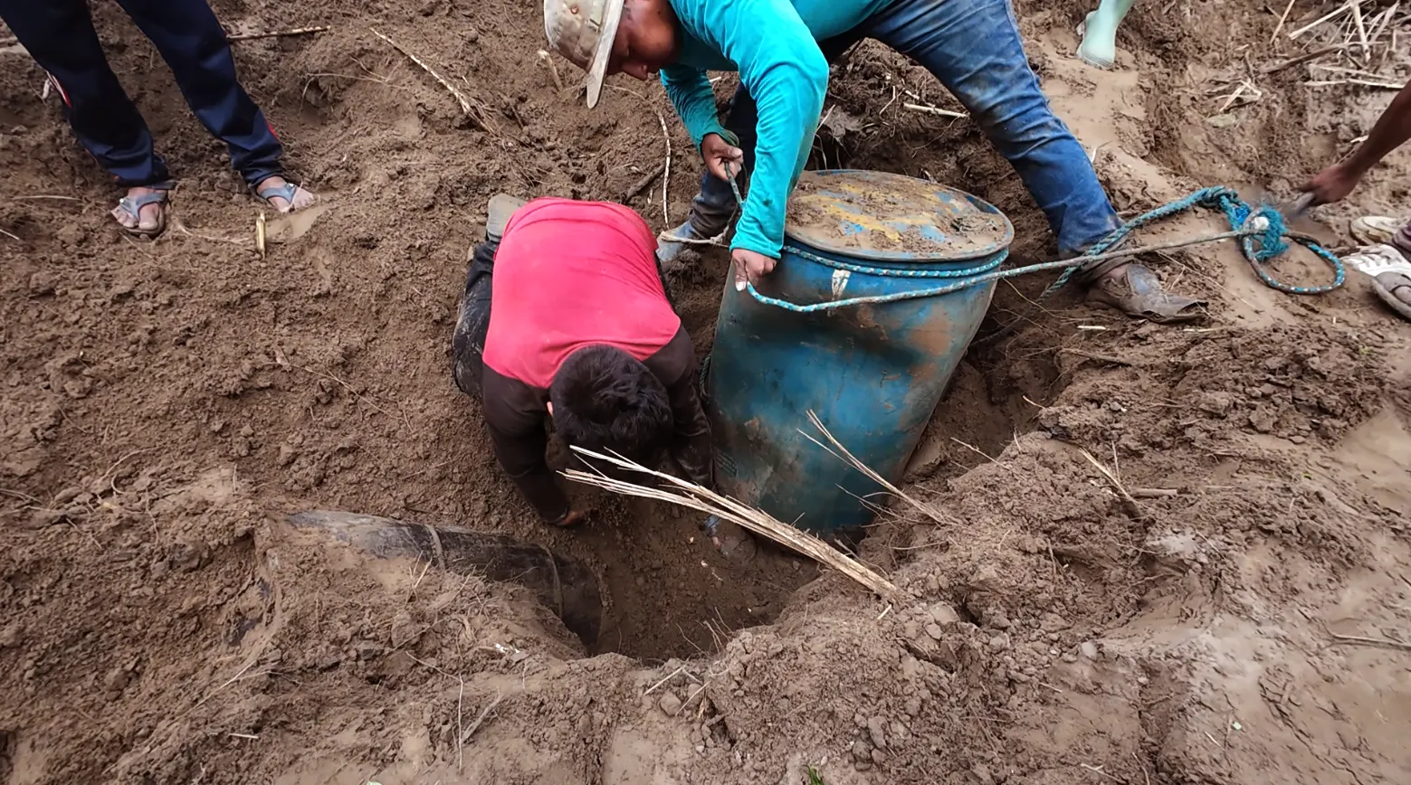 Tres contenedores de mil litros y diez turriles de 200 litros, todos llenos de diésel, estaban enterrados en la zona, ocultos bajo tierra. Foto: Fundación Solón.