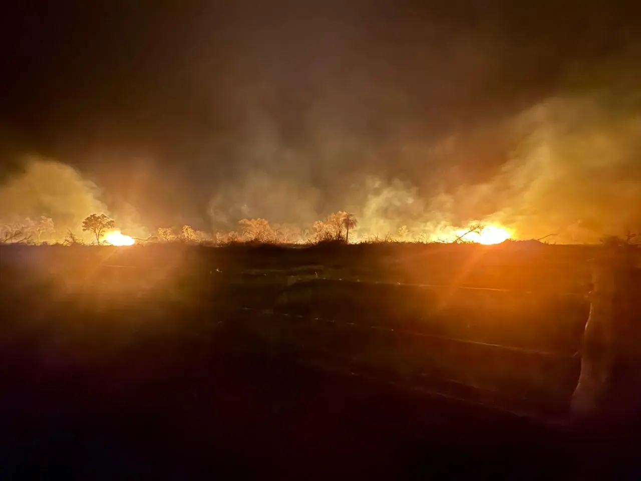 El 15 de julio de 2025. En la zona de la Comunidad indígena de Naranjos, en una propiedad donde trabajan menonitas y cuando los comunarios le reclamaron por el fuego dijeron que tenían autorización de quema, según denuncia el Movimiento en Defensa del Valle de Tucabac