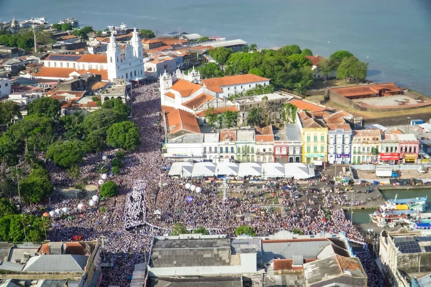 la iglesia blanca desde donde parte el Círio de Nazaré, acompañada por las casitas coloridas, otro símbolo de la ciudad brasileña.