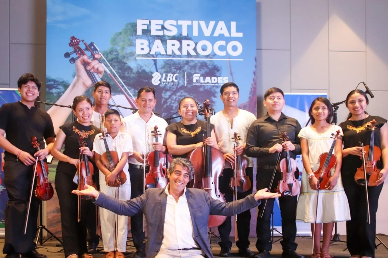 Milton Cortez y los jóvenes artistas que estarán en Santa Ana de Velasco. Foto: Fundación Flades.