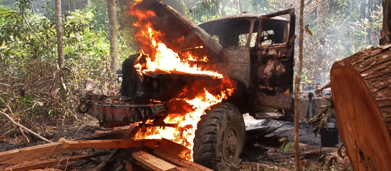 Un camión que fue encontrado en el operativo de decomiso de madera realizado el 2024. Los agentes de conservación optan por quemarlo para evitar que los delincuentes sigan dañando el bosque. Foto: Archivo Reserva Manuripi 2024.