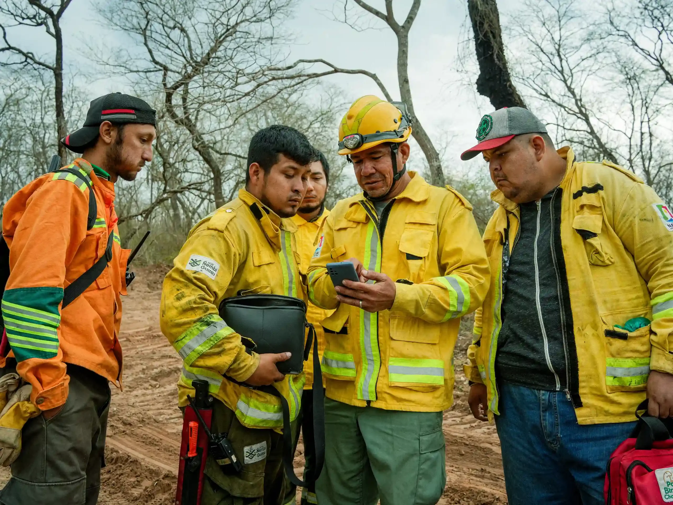 Bomberos sacrificados, atentos a los focos de incendios, desde el Ñembi Misi, el epicentro de combates contra el fuego. Foto: Fundación Nativa.