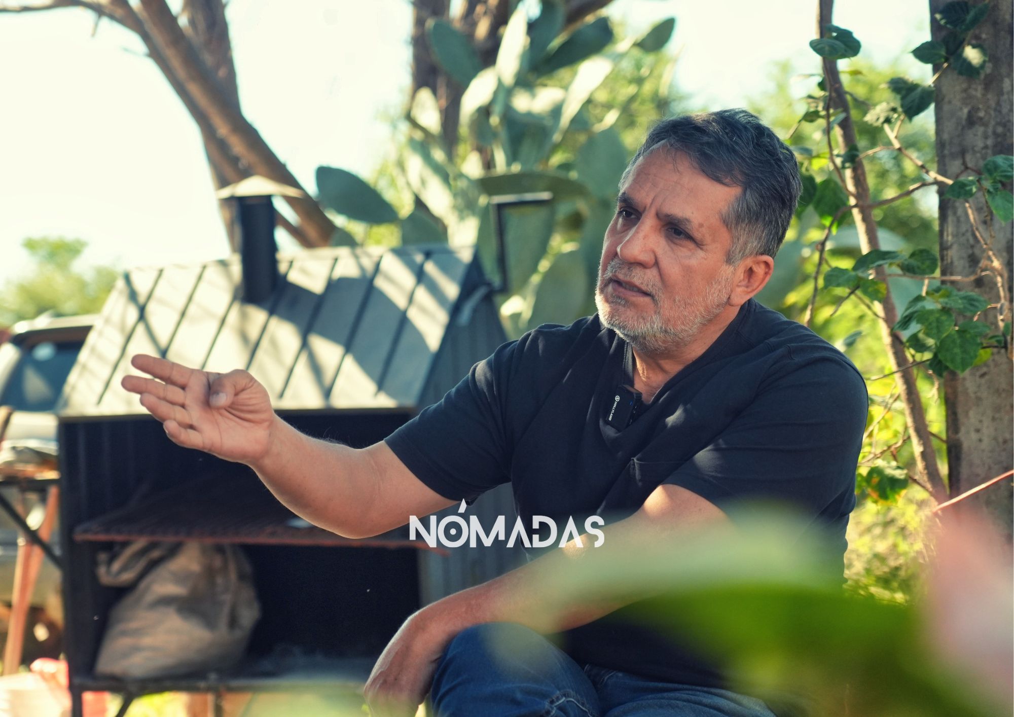 Marcelo enfatiza que la ganadería de bosque chaqueño aprovecha la vegetación natural para alimentar al ganado de forma sostenible, sin deforestar. Foto: Erico Segovia/Revista Nómadas.