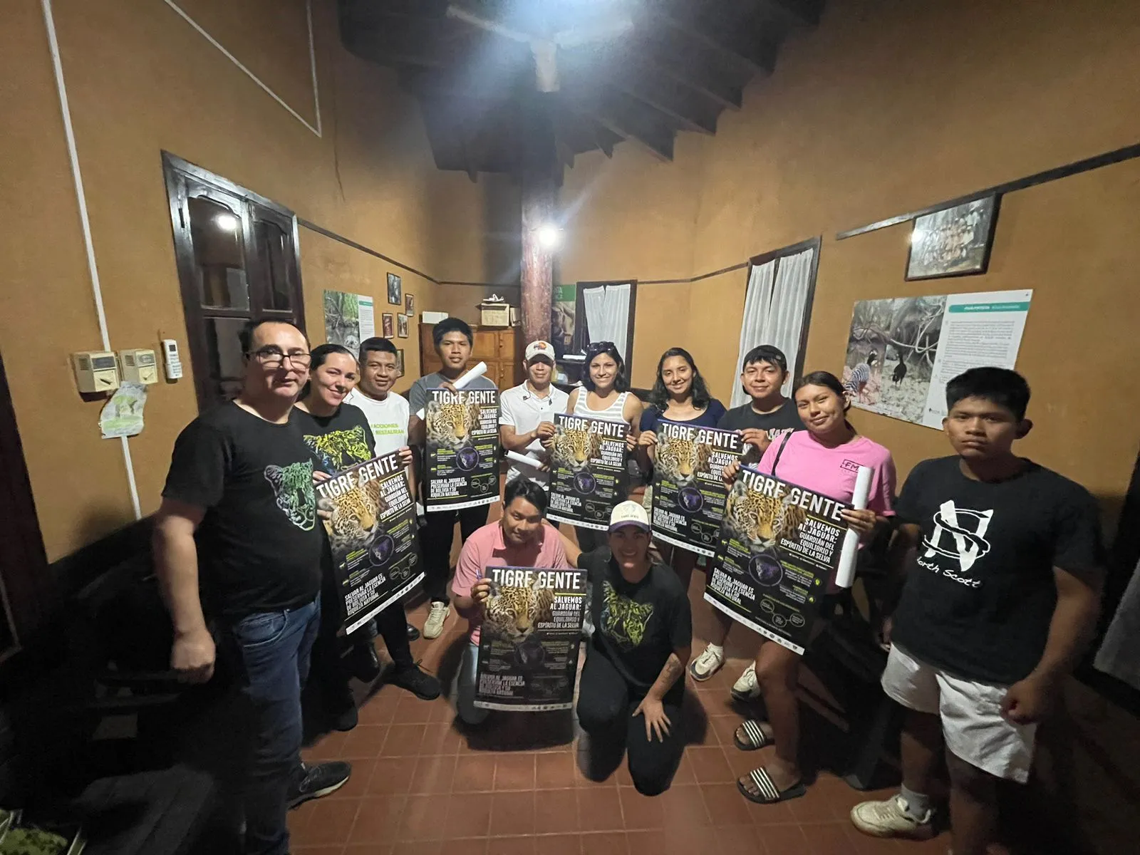 El equipo de la campaña de impacto, con jóvenes que participaron de los talleres, en Concepción.