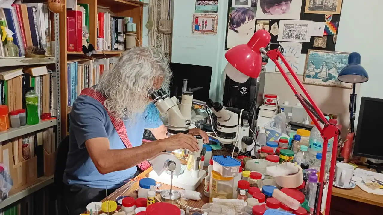 1 Jaime-Sarmiento-Tavel.-Fotografia-Cecilia-Martinez Jaime Sarmiento Tavel, dedicado por más de cuatro décadas a construir el acervo de peces del país, su labor es clave para la investigación y la conservación de la biodiversidad acuática nacional. Foto: Cecilia Martínez.