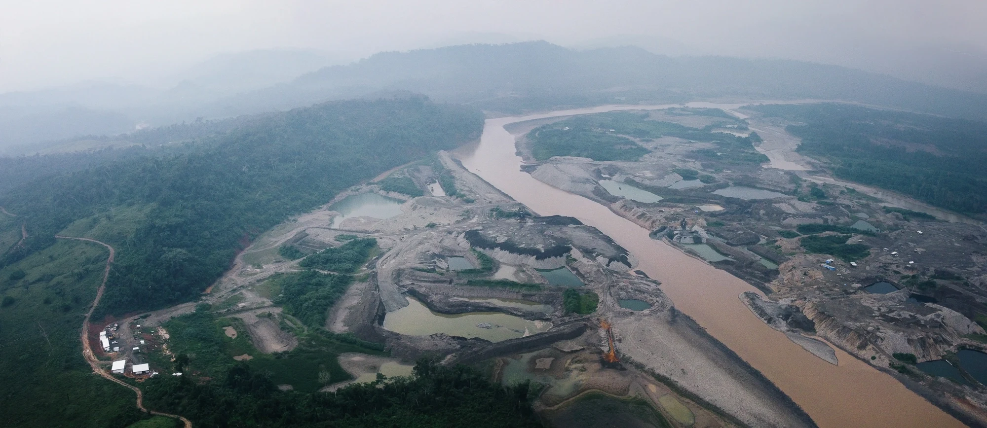 Foto-portada Una evidencia de cómo la minería destroza el lecho de un río amazónico de Bolivia. Fotografía de Manuel Seone, realizada con el apoyo del Rainforest Journalist Fund del Pulitzer Center.