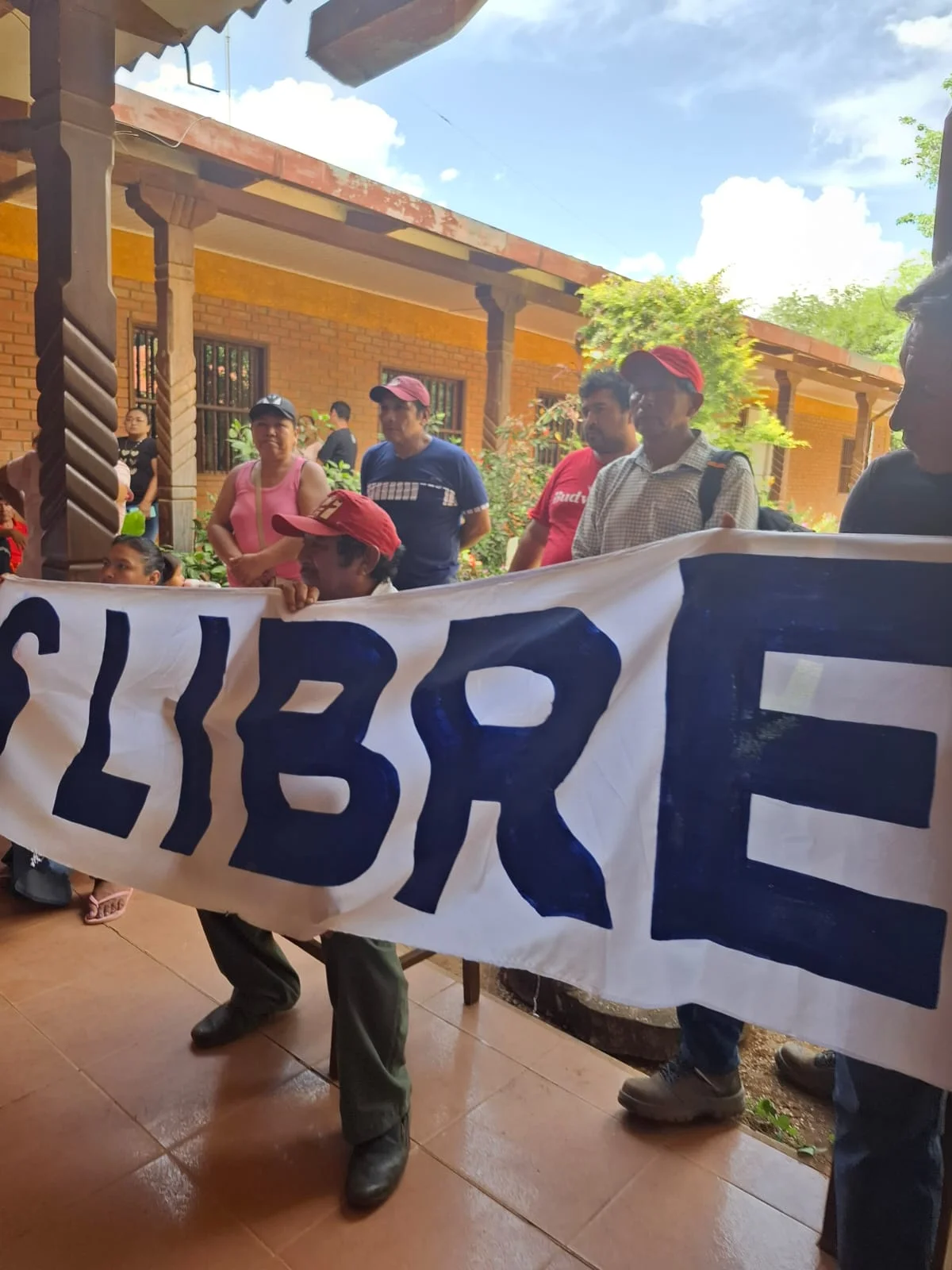 Los comunarios, mientras aguardaban el fallo judicial.