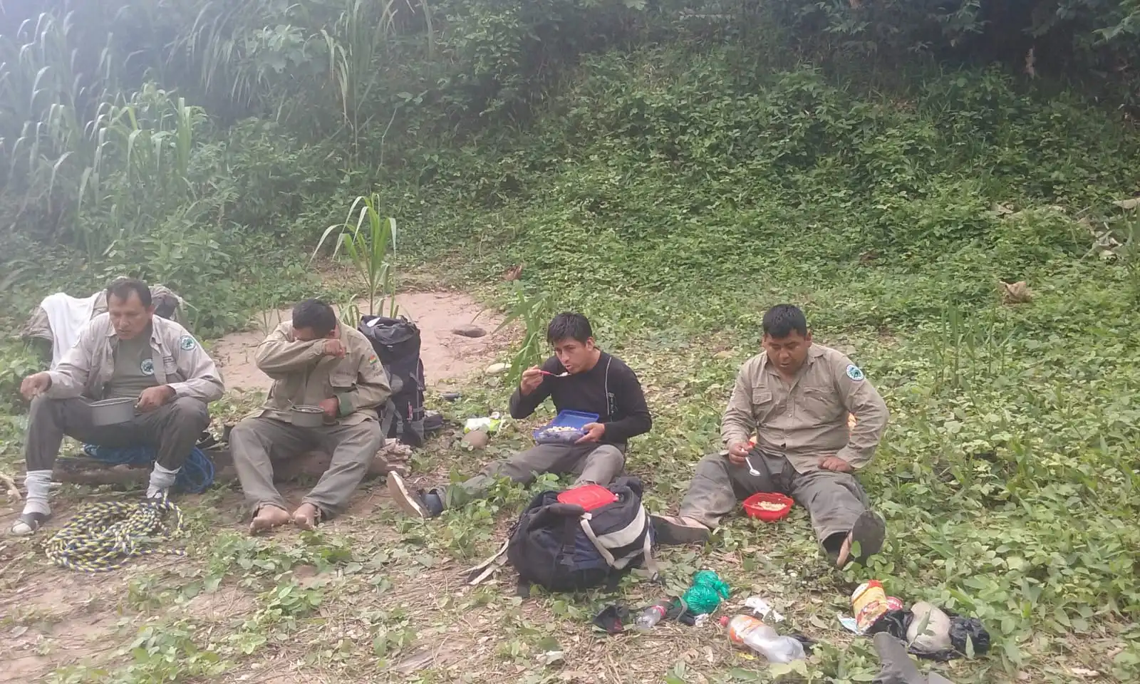 Darío Pizarro (el último de la derecha), durante un trabajo de campo.