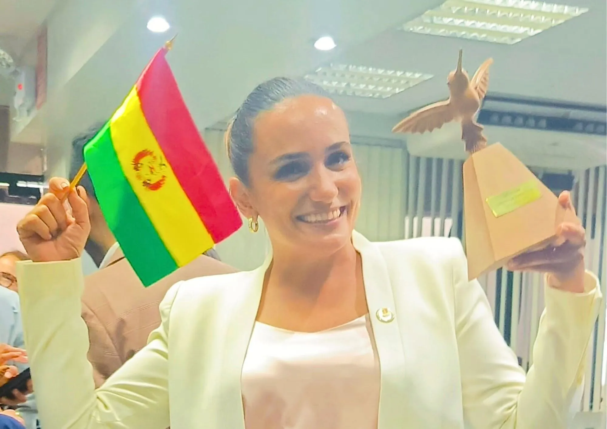 Carolina Descarpontriez, con el galardón en la mano