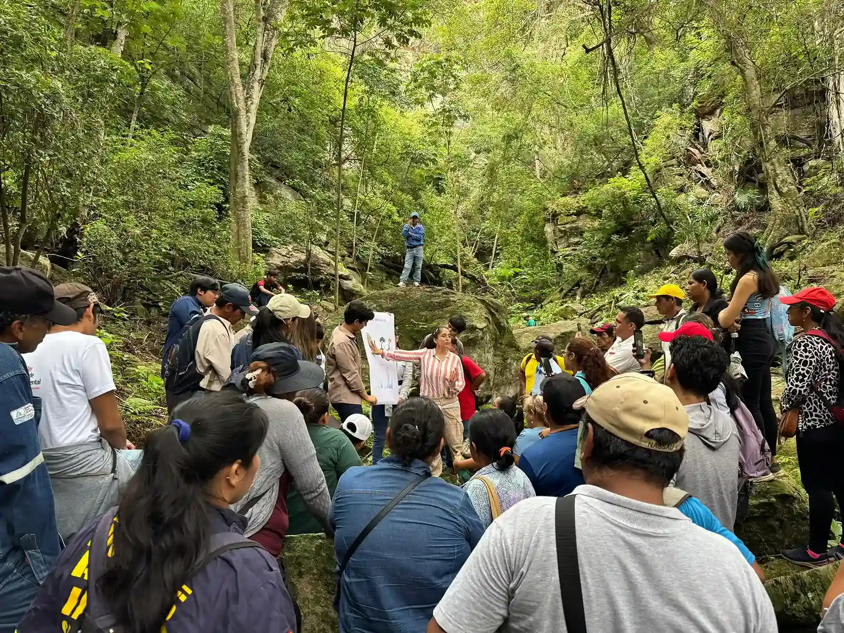 Mónica Guzmán, impartiendo sus conocimiento en plena naturaleza.