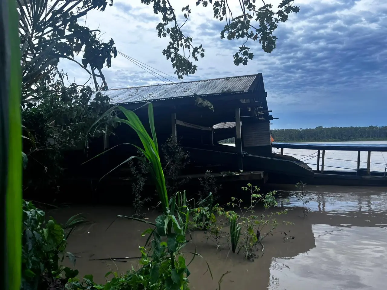 RÍO-MADRE-DE-DIOS-3 Una draga minera paralizada en las orillas del río Madre de Dios. Foto: Aína Martínez/Revista Nómadas.