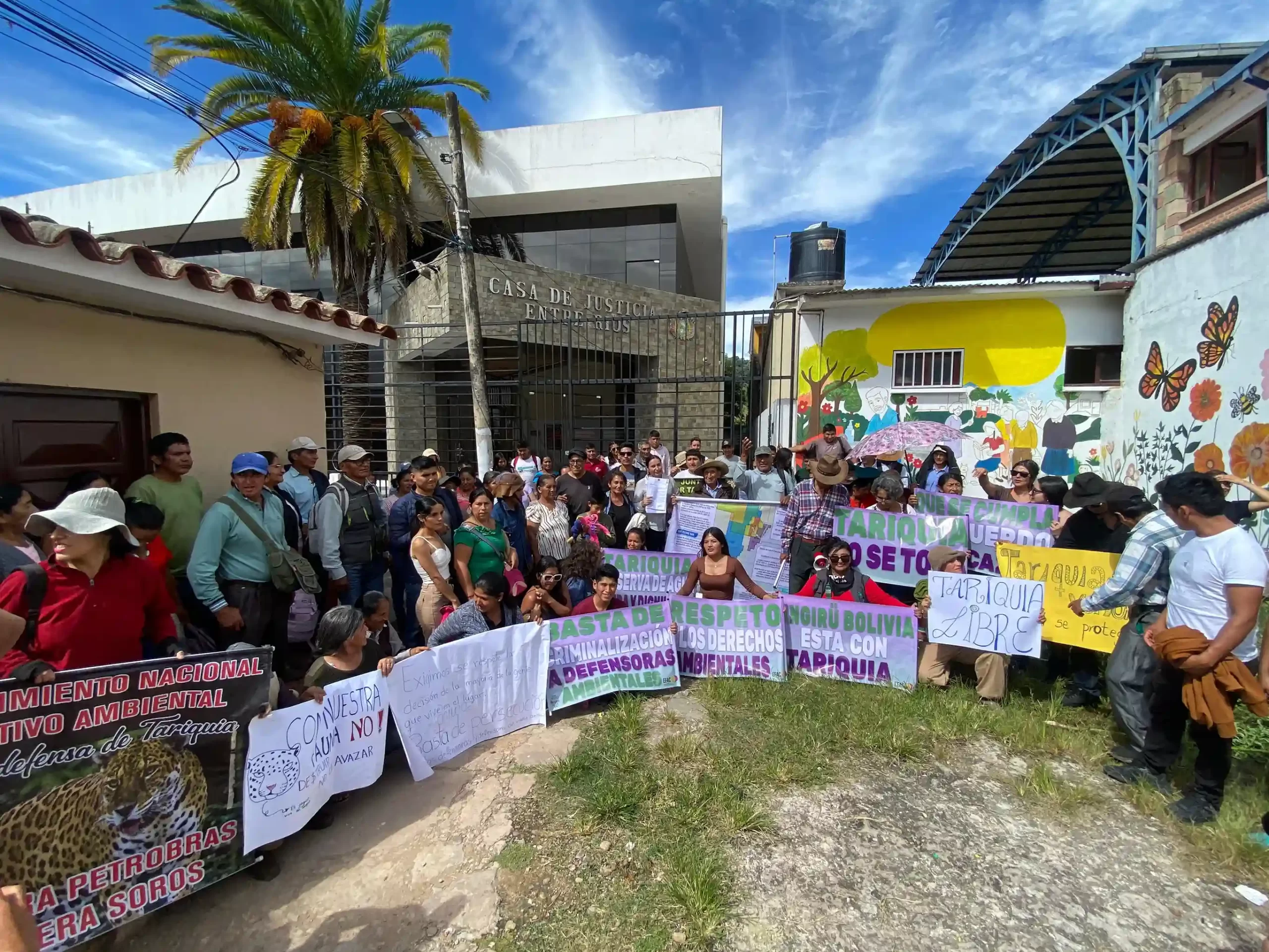 La resistencia llegó hasta las afueras de la audiencia. Foto: Colectivo Angiru Bolivia.