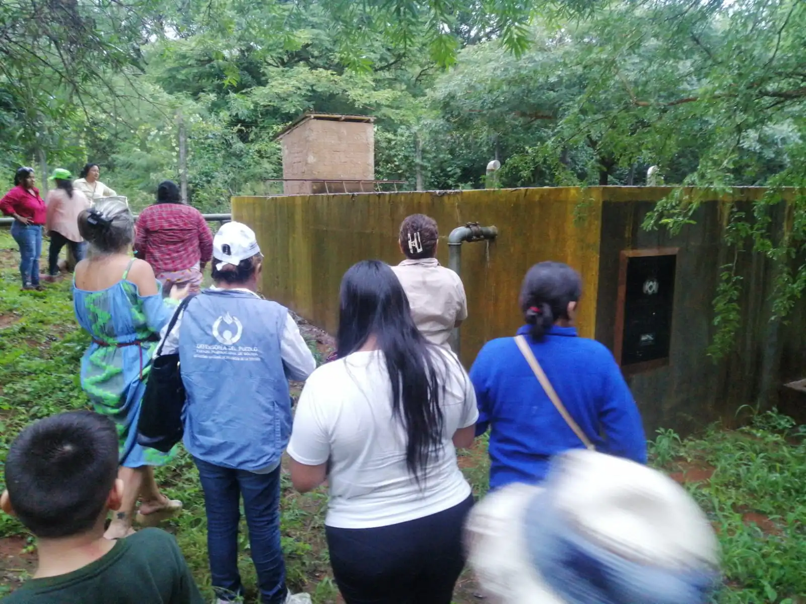 Los vecinos de Chochís, inspeccionando.