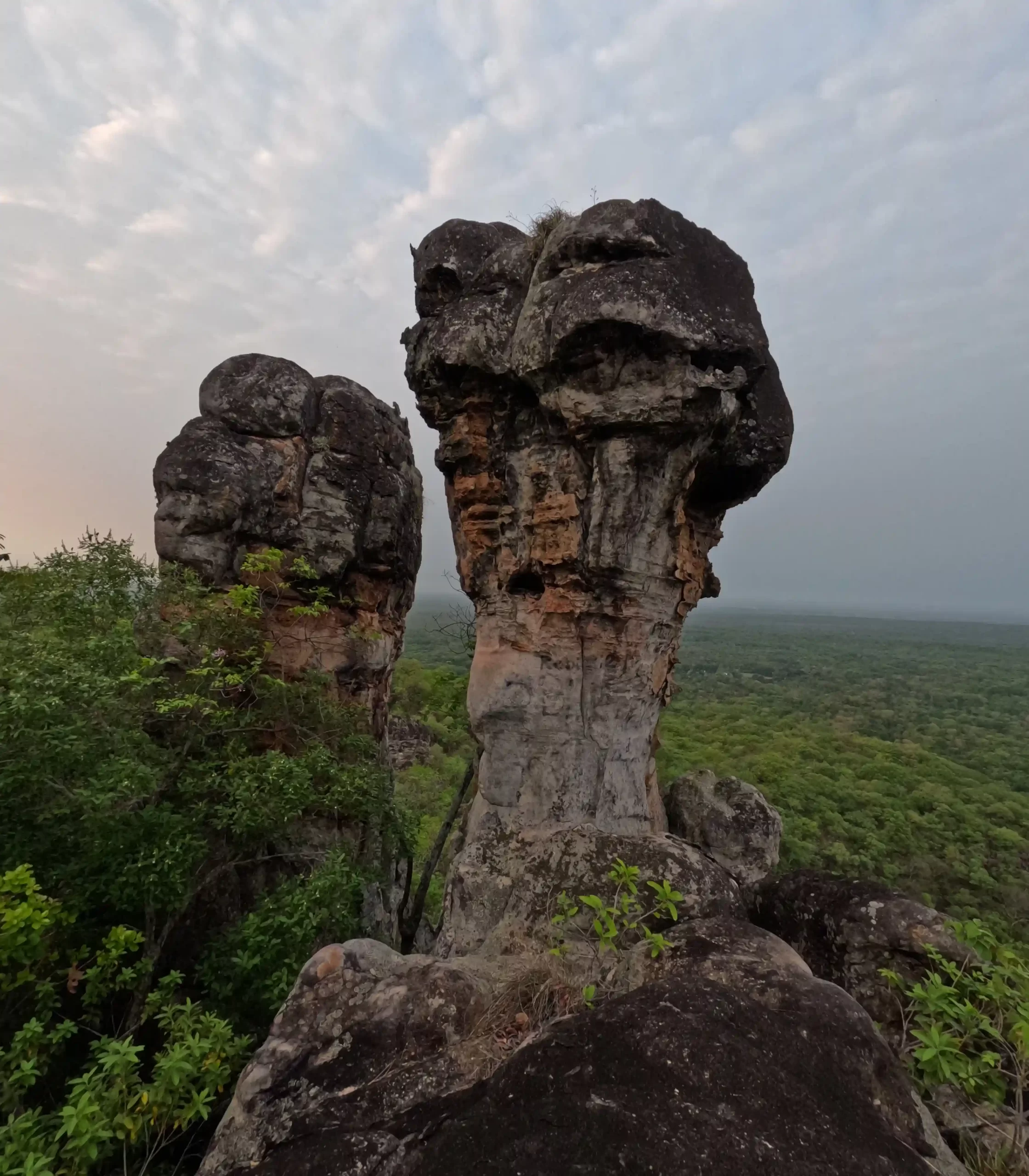 El Bosque Seco Chiquitano esconde formaciones rocosas curiosas y que son producto de procesos erosivos o geológicos, que dan como resultado esculturas naturales, oquedades rocosas, cuevas, torres que invitan ser escaladas, o grietas inesperadas. Foto: Huáscar Azurduy.