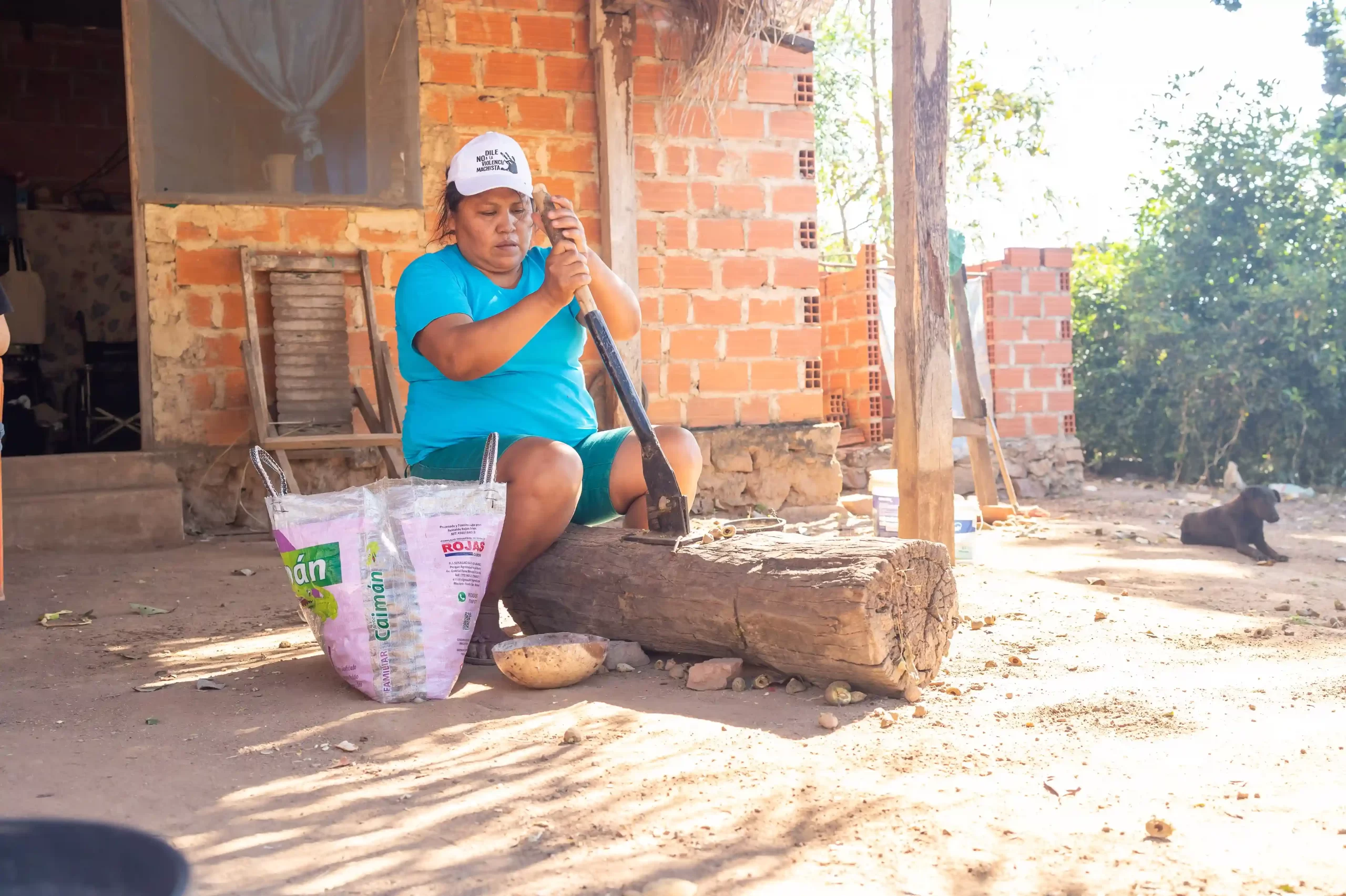Doña Guadalupe Chuvirú, en la faena de partir almendra chiquitana.