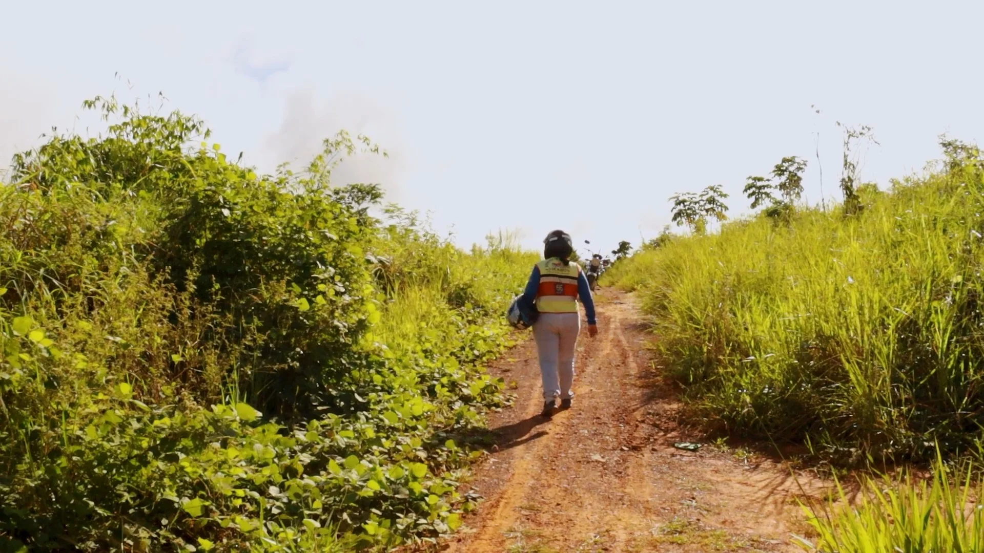 Una mototaxista recorre el Barrio San Pedro, el mismo lugar donde fueron atacadas Liz Vania y Martha Rivera. Un camino que para el gremio femenino de Cobija se convirtió en símbolo del abandono institucional. Foto: Gabriela Pérez.