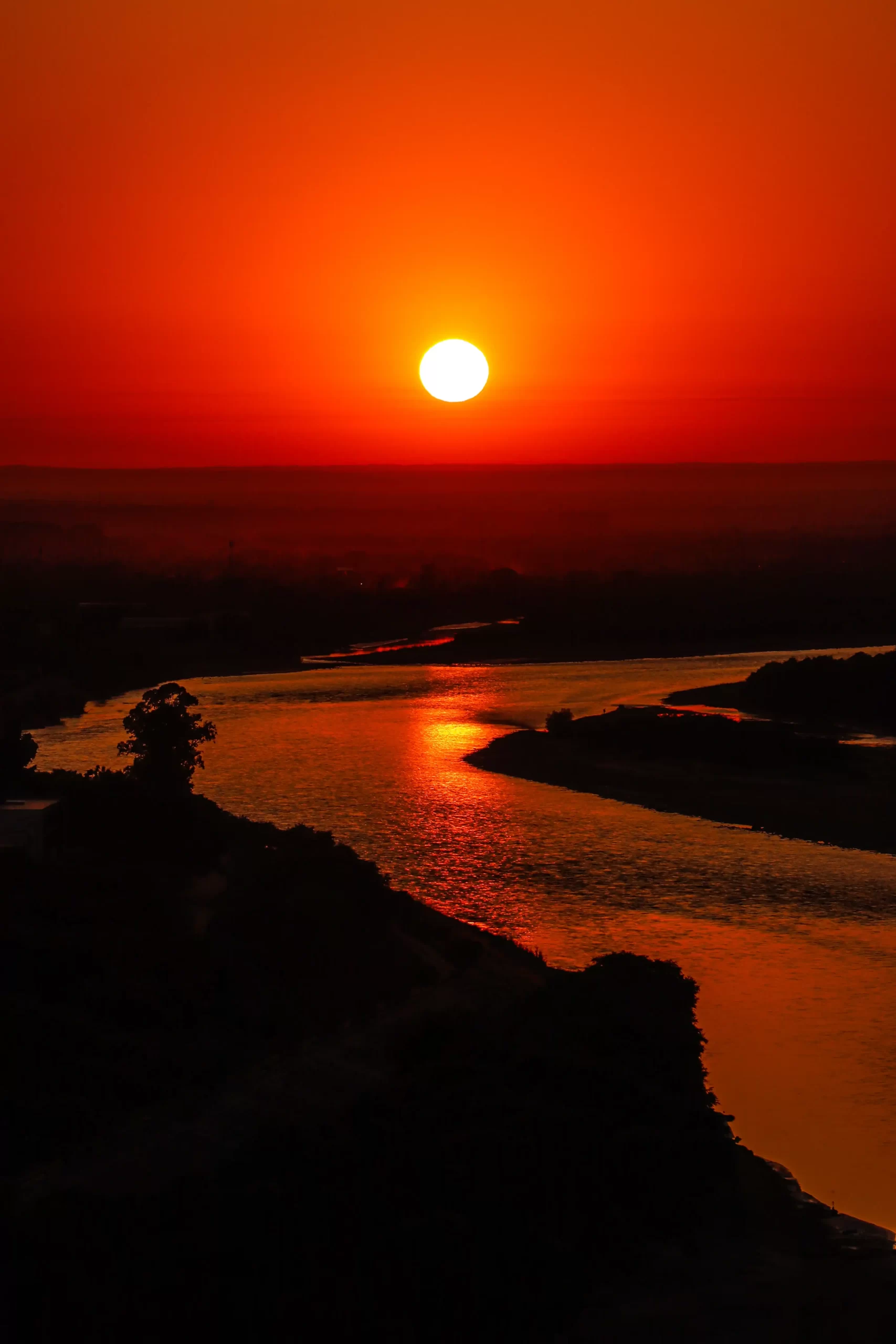 El río Pilcomayo, bañado con el sol de la tarde. Foto: Erico Segovia/Revista Nómadas.