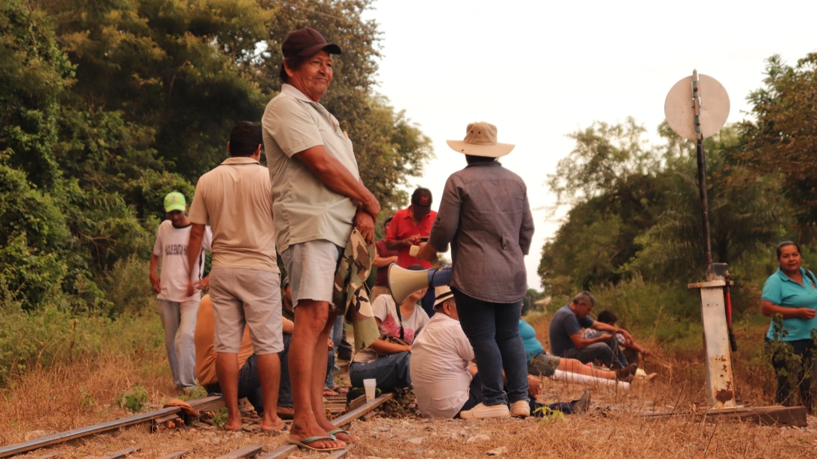 Comunarios de Chochís mantienen vigilia en las vías del tren, en el ingreso a la embotelladora, en defensa de sus fuentes de agua. Foto: Raquel Balcázar.