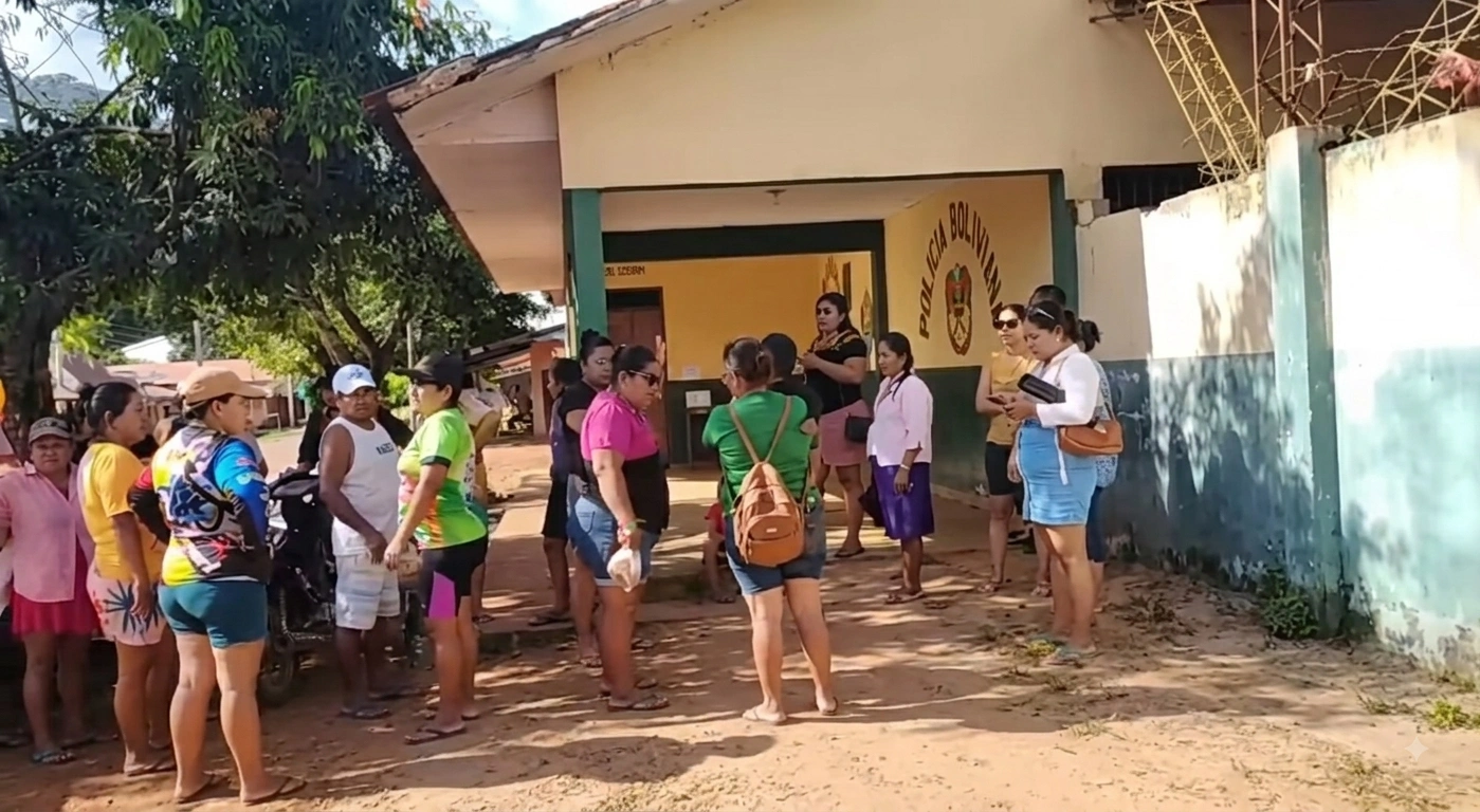 jaguarng Familiares y vecinos del barrio San Fernando de Guayaramerín, dieron su apoyo al acusado de matar al jaguar, en las afueras de la Fuerza Especial de Lucha Contra la Violencia.
