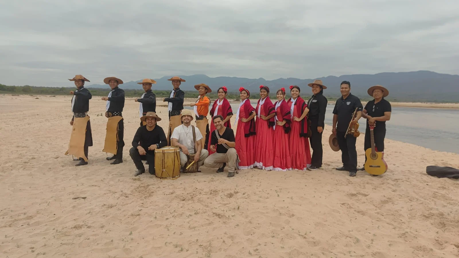 ELIAS El elenco de creadores y artistas que dan vida a Oporopoano Iyemongoi. Foto: Escuela de Periodismo Indígena.