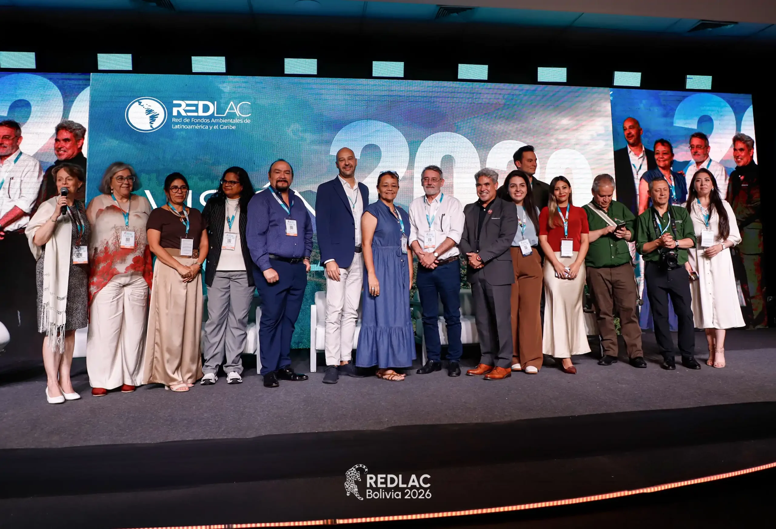 REDLAC-2026-3erDIA-300-marca-de-agua-_1__11zon Representantes de más de 20 países y 30 Fondos Ambientales reunidos durante la clausura del Congreso RedLAC 2026 en Santa Cruz de la Sierra. Foto: RedLAC Bolivia 2026.